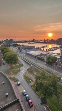 Gün batımında Maashaven zamanının hava panoramik görüntüsü Rotterdam 'da demirli iç gemilerle, Katendrecht ve Maas Nehri. Eski fabrika ofis ve etkinlik alanına dönüştü. Yollar boyunca trafik