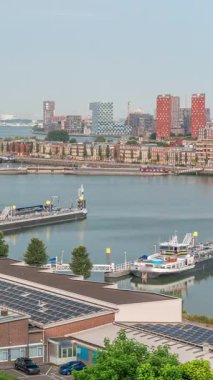 Arka planda Katendrecht ve Maas Nehri 'nin yer aldığı Maashaven' ın havadan çekilmiş panoramik görüntüsü. Çevredeki yollar boyunca trafik hareket ediyor. Rotterdam, Hollanda