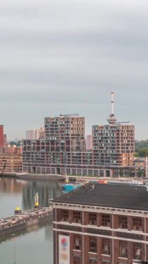 Güneş doğduktan sonra Maashaven 'da Katendrecht ve Maas Nehri' nin iç kısımlarına demirlemiş gemileriyle birlikte havadan izleniyor. Eski fabrika ofis ve etkinlik alanına dönüştü. Rotterdam, Hollanda