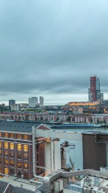 Rotterdam 'daki Katendrecht ve Maas Nehri' nin dramatik gökyüzü, Maashaven 'ın gündüz ve gece arası panoramik görüntüsü. Eski fabrika yakınlarındaki trafik ofis ve etkinlik alanına dönüştü