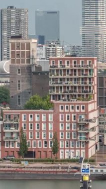 Rotterdam şehir merkezi, Hollanda 'daki modern binaların uçuş zamanı. Finans bölgesindeki kuleler ve gökdelenler sabah sıcacık ışıklarıyla canlı bir ufuk çizgisi oluşturuyor. Rıhtımdaki gemiler