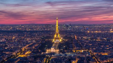 Gün batımından geceye geçiş zamanından sonra Paris Panoraması. Yaz gününde gökyüzü ne kadar da renkli. Paris-Fransa 'daki Montparnasse binasının gözlem güvertesinden Eyfel kulesi manzarası.