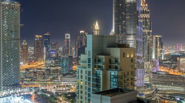 Dubai şehir merkezi ve finans bölgesi geçiş zamanı, aydınlatılmış lüks modern binalar, Birleşik Arap Emirlikleri 'nin fütürist şehir manzarası. Gün batımından sonra gökdelenden gökyüzü görüntüsü