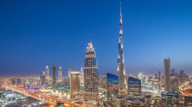 Dubai şehir merkezindeki Panorama 'dan gece, gündüz en yüksek binayla ve Şeyh Zayed karayolu trafiğiyle geçiş zamanı. Günbatımından sonra modern kulelerle gökdelenin çatısından gökyüzü manzarası