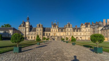 Kraliyet av kalesi Fontainbleau zaman atlamalı hiperhız manzaralı giriş. İlerliyorum. Fontainebleau Sarayı - Fransa 'nın en büyük kraliyet şatolarından biri, UNESCO Dünya Mirası Bölgesi.
