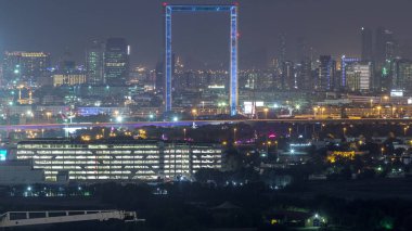 Gün batımından sonra gece geçiş timelapse Dubai'de Deira ve Sharjah ilçelerinde gökdelenlerin Skyline görünümü, Bae. Dubai Downtown'da çatıdan havadan manzara.