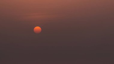 Gün batımı saatinde güneş yakın çekim. Dubai'deki Jumeirah Beach Residence Jbr'den havadan görünüm