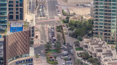 Büyük bir şehir zaman atlamalı bir yol kavşağı havadan görünümü. Araba ve tramvay ile Bae Dubai Marina ve Media şehir bölgesikentsel manzara