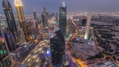 Sheikh Zayed Yolu yakınlarındaki binaların silueti ve Dubai, BAE 'deki hava durumu. Günbatımından sonra finans merkezinde ve şehir merkezinde inşaat alanı olan modern kuleler ve gökdelenler.