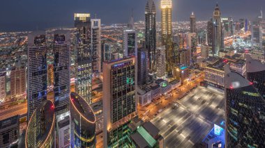 Sheikh Zayed Road ve Difc hava dan gece dubai, Bae gece geçiş timelapse yakınındaki binaların Silueti. Gün batımından sonra finans merkezi ve şehir merkezinde modern kuleler ve gökdelenler