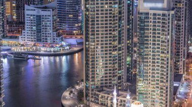 Dubai Marina ve Mohammed Bin Ahmed Almulla Camii 'nin modern konut mimarisi günden geceye geçiş zamanı, Birleşik Arap Emirlikleri. Bir yolda gezinti ve trafik