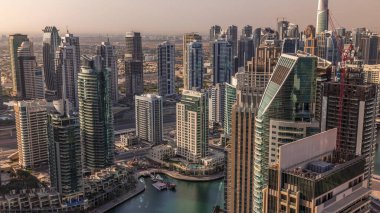 Dubai Marina gökdelenleri ve Jumeirah göl kuleleri Birleşik Arap Emirlikleri 'nin en tepedeki sabah saatlerinden gün doğumunda görülür. Yollarda trafik