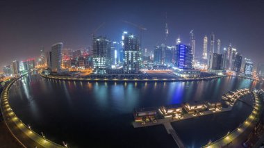 Tüm gece boyunca ışıkların kapandığı modern şehrin panorama 'sı. Business Bay, Dubai, Birleşik Arap Emirlikleri 'ndeki zarif kanal ve lüks gökdelenlerin havadan görünüşü