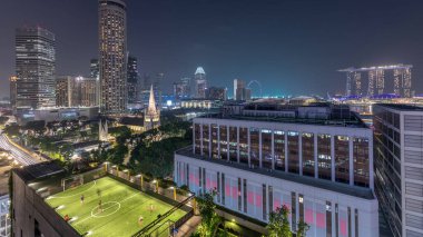 Günbatımından sonra Singapur gökdeleninde St. Andrew Katedrali 'nin havası var. Singapur 'un en büyük katedrali olan Anglikan katedrali. Arkaplanda gökdelenler