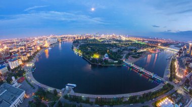 Nehir, köprü ve park ve merkez iş bölgesi ile şehir merkezinin panoramik manzarasının yükseltilmesi geçiş zamanı çatısı, Orta Asya, Nur-Sultan şehri, Kazakistan