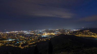 Barcelona ve Badalona Skylines 'ın Gece Zamanlaması' na. İberik Puig Castellar Köyü 'nden Havadan Bakış Alanı, Evlerin Çatı Gösterimi ve Ufukta Deniz, Şehir Dönüşümleri