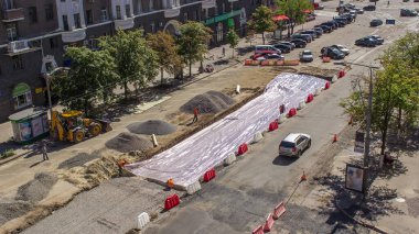 Alt tabakada ezilmiş taş. Yol havası zaman çizelgesinin yapımında buldozer üzerinde çalış. Destek faaliyetleri ve inşaat halindeki yol. Tramvay raylarının yeniden inşası
