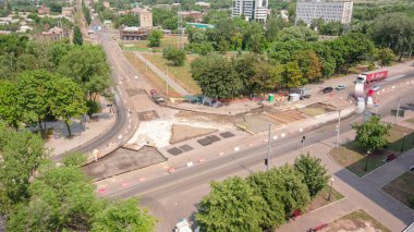 Tramvay rayları onarılan ve panoramik panoramik zaman ayarlı yol inşaatı. Parkın yakınındaki kavşakta beton işi var.