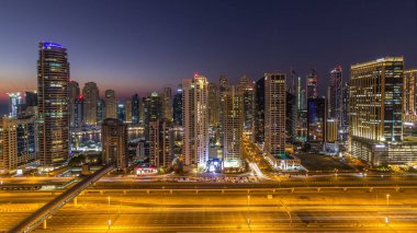 Dubai Yat Limanı Şeyh zayed road panorama gün gece geçiş timelapse ışık için trafik ile açın. Gökdelenler, BAE gece aydınlatma. Hava Jlt görünümünden