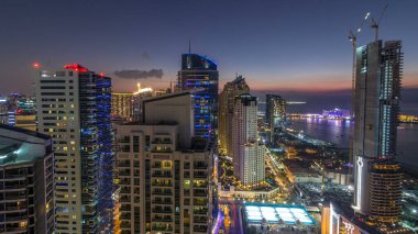 JBR ve Dubai marina gece geçiş timelapse günbatımı hava gün sonra. Modern kuleleri ve gökdelenler, yat ve tekne Körfezi üzerinde yüzen