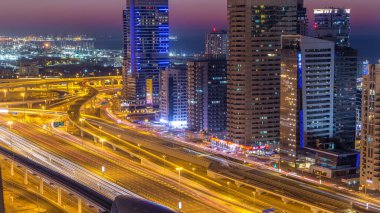 Dubai Yat Limanı Şeyh zayed road panorama gün gece geçiş timelapse ışık için trafik ile açın. Gökdelenler, BAE gece aydınlatma. Hava Jlt görünümünden