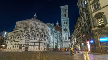 Bazilika di Santa Maria del Fiore ve Baptistery San Giovanni gece gündüz geçiş zamanları. İtalya 'daki Floransa Katedrali (Duomo) kilisesi. Akşam aydınlatması. Güneş battıktan sonra çan kulesi ve kubbe