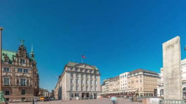 Panorama, Hamburg Belediyesi zaman çizelgesini gösteriyor. Hamburg hükümetinin merkezi olan Altstadt semtinde yer alan bir yer. Bulutlu bir gökyüzünün altındaki ana meydandan görüntüle