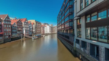 Kleines Rıhtımı 'nın Hamburg, Almanya' da bulunan Elbe Kanalı 'nın kuzeyindeki hava zaman tünelini gösteren panorama. Resimli kafeler ve tarihi tuğla evler sakin sahil şeridi boyunca uzanır, gelgit manzarasından zevk almak için mükemmeldir.