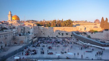 Kudüs 'teki Tapınak Dağı, Batı Duvarı' nı ve Sunset Timelapse sırasında Altın Kaya Kubbesi 'ni içeriyor. Duvarı kaplayan gölge. Şabat 'ta bir sürü insan