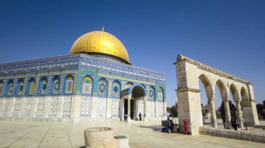 Kubbe of the Rock zaman çizelgesi, Kudüs, İsrail 'deki Tapınak Dağı' nın tepesinde Müslümanların kutsal yeri. İnsanlar camiye giriyor.
