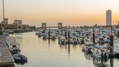 Sharq Marina 'da yatlar ve tekneler. Kuveyt' teki geçiş zamanı gece gündüz gökyüzü. Sudaki yansıma. Kuveyt Şehri, Orta Doğu.