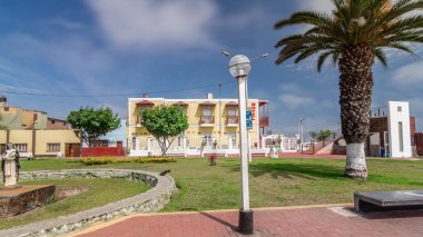 Gamarra caddesinden Santa Rosa parkına ve oradan da rıhtıma hızlı bir yürüyüş. Monumental Callao, Lima hiperlapse yakınlarındaki yeni moda alanlarından biri. Renkli evleri ve restoranları olan bir sokak. Lima Peru.