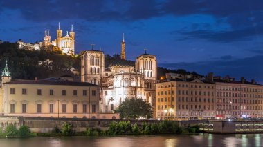 Aziz John 'un Vaftizci Katedrali ve Lyon' daki Notre-Dame de Fourviere Bazilikası 'nın zaman çizelgesi, günden geceye değişiyor. Rıhtım ve nehir kenarındaki binalar aydınlatılmış. Fransa