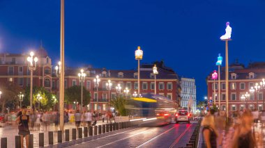 Nice City 'deki Massena Meydanı' nı günden geceye geçiş zamanı, Fransız Rivierası, Cote d 'Azur, Fransa. Tramvay rayları, sokak ışıkları ve aydınlatılmış binalar.