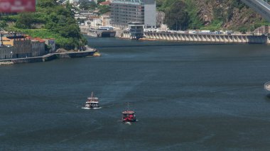 Portekiz 'in Porto kentindeki Douro Nehri' nde bir gemi gezisi yolcuları.