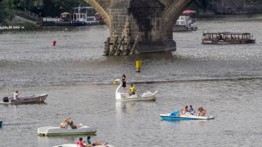 Kimliği belirsiz insanlar Prag, Çek Cumhuriyeti'nde Vltava nehir timelapse hiperlapse bir pedallı teknede bir seyir tadını çıkarıyor. İzleme çekimi
