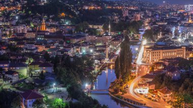 Saraybosna 'nın şehir manzarası, Saraybosna' nın en popüler panoramik noktasından gece geçiş dönemine kadar olan nehir manzarası. Sarı Kale (Zuta Tabija) yakınlarındaki yol, Vratnik