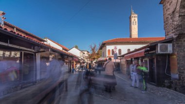Ferhadiye yayası caddesinde insanların aşırı hıza ulaşması ile dolup taşar. Saraybosna 'da pek çok mağazası ve restoranı olan şehir merkezinde ünlü bir yer.