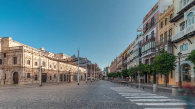 Panorama, Sevilla, San Francisco Plaza 'daki belediye binasının sabah saatlerini gösteriyor. Mavi gökyüzü altında geleneksel Endülüs binalarıyla çevrili Kasa Düşünceli, Plateresk mimari