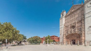 Panorama, tarihi San Pablo Kilisesi 'nin Valladolid zaman çizelgesini gösteriyor. Karmaşık cephesini, gül penceresini, giriş kapısını ve ikiz kulelerini gösteriyor. İspanya 'nın Castilla y Leon kentindeki eski bir Dominik manastırı..