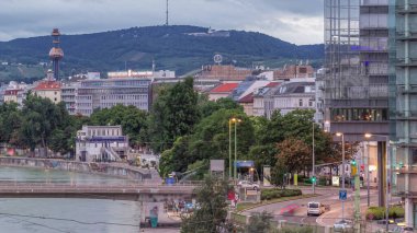 Viyana 'daki Tuna Kanalı' ndaki hava manzarası yaz mevsiminin doğuşundan önce günden güne değişiyor. Rıhtımda yürüyen insanlar