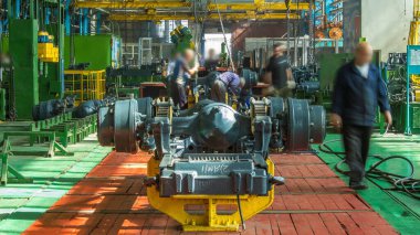 Konveyör montajı, traktörün gövdesini büyük endüstriyel fabrika zaman diliminde sahneleyecek. Zincir, Chassis kurulumu ve diğer parçalardaki çerçeve montajı.