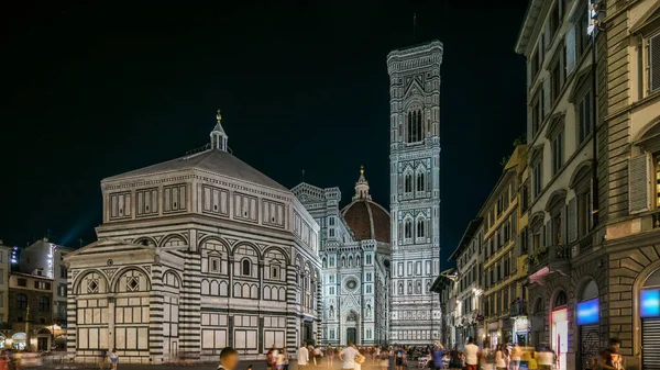 Bazilika di Santa Maria del Fiore ve Baptistery San Giovanni gece gündüz geçiş zamanları. İtalya 'daki Floransa Katedrali (Duomo) kilisesidir. Akşam aydınlatması. Çan kulesi ve kubbe