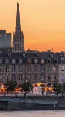 Günbatımından sonra Saint Michel Katedrali kuleleri ve Garonne Nehri 'nin yer aldığı Bordeaux şehrinin panoramik manzarası günden geceye geçiş zamanı. Tarihsel mimari, Fransa 'da aydınlatılmış simgeler