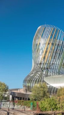 La Cite du Vin şarap müzesi zaman müzesi Bordeaux, Fransa 'da, Garonne Nehri yakınlarında. Güneş ışığını mavi gökyüzüne yansıtan cam cepheli modern bir mimari mucize. Şarap sergileri ve etkinlikleriyle ünlüdür.