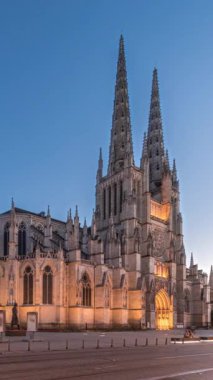 Saint-Andre de Bordeaux Katedrali. Gün batımından sonra ikiz kuleleri olan bir geçiş dönemi. Meydandaki aydınlatılmış binalar sakin bir kentsel atmosfer yaratıyor. Bordeaux, Fransa