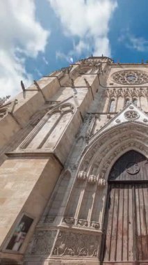 Saint-Andre de Bordeaux Katedrali 'nin zaman çizelgesi. Canlı mavi bulutlu gökyüzünün altında ikiz kuleler var. Girişle ilgili perspektife bakmak sakin bir şehir atmosferi yaratır. Bordeaux, Fransa