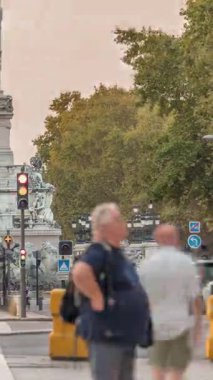 Bordeaux, Fransa 'da Esplanade Des Quinconces zaman ayarlı fıskiyeli Aux Girondins Anıtı. Mimari başyapıt özgürlüğü ve devrimi simgeliyor. Trafik ve tramvay geçen bir cadde.