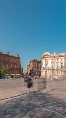 Capitole de Toulouse zaman çizelgesini gösteren panorama, Fransa 'nın Toulouse şehrinin tarihi belediye binası ve belediye kalbini, Capitole Meydanı' nda, çarpıcı mavi bulutlu gökyüzünün altında sergiliyor.