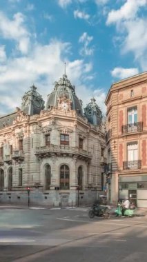 Panorama, Fransa 'nın Toulouse kentindeki Rue du Languedoc ve Theodore Ozenne kavşağında tarihi tuğla cephelerini gösteriyor. Canlı şehir merkezindeki Carmes metro istasyonu yakınlarındaki dükkanlar, kafeler, yol trafiği